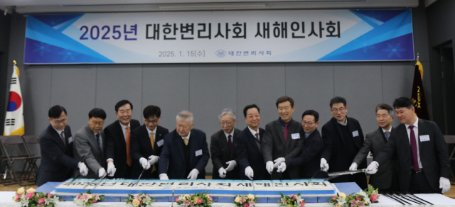 대한변리사회는 15일 서울 서초구 대한변리사회관에서 새해 인사회를 가졌다. 이날 행사에는 김두규 대한변리사회장과 김지수 국가지식재산위원회 전략기획단장, 예범수 한국지식재산협회장, 백만기 지식재산전략연구회장 등 100여명이 참석했다. 변리사회 제공